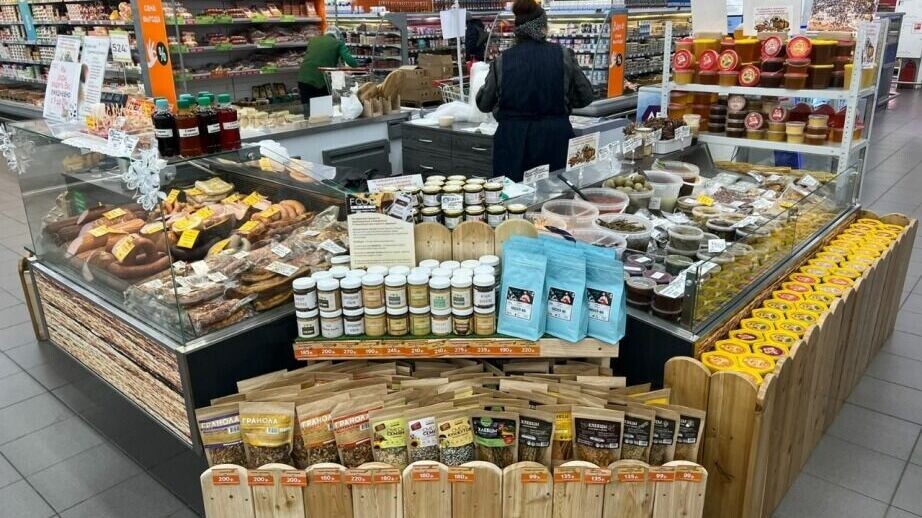     «Фермерский островок» начал работу в торговом центре «Стрелка». На прилавках доступна молочная продукция, хлеб и хлебобулочные изделия, мясные и рыбные деликатесы, а также мороженое, мёд, безалкогольные напитки и консервы.