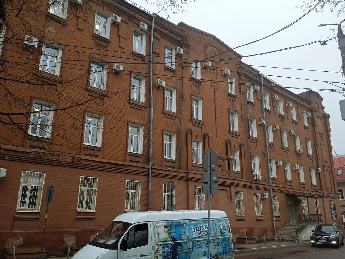 Здание бывших казарм по ул. Красноармейской, 19. Ныне здесь располагается городская поликлиника № 10 