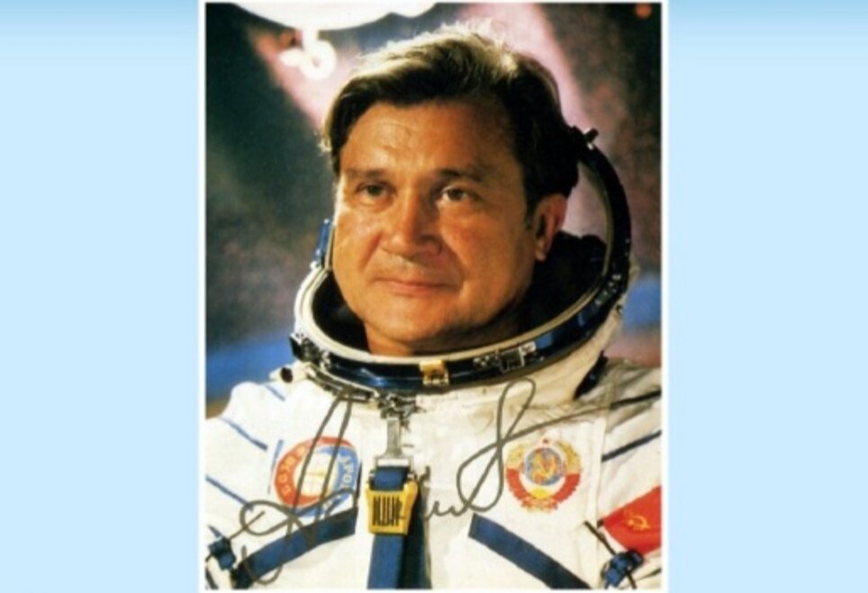 Лётчик-космонавт, генерал-майор авиации, дважды Герой Советского Союза  Филипченко Анатолий Васильевич.