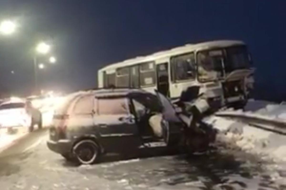    В Кстовском районе 6 человек пострадали и один погиб в ДТП с автобусом