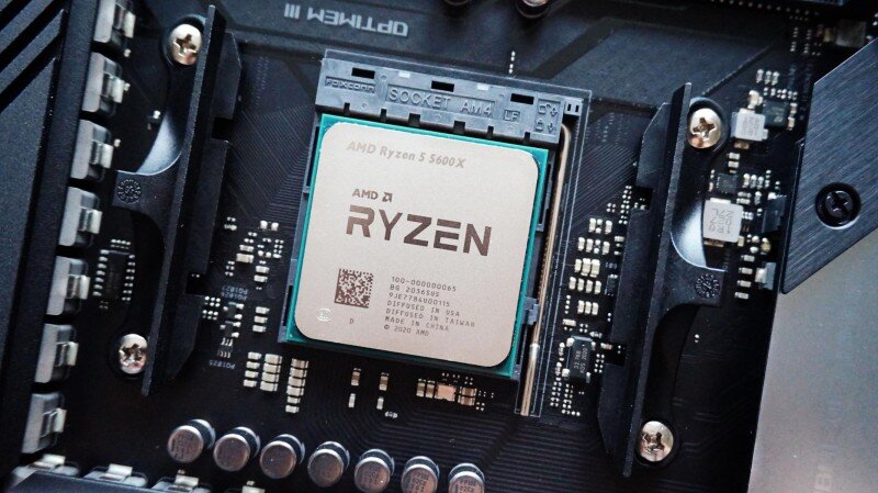     А производительности Ryzen 5 5600X даже спустя два года хватает в играх и в пару к нему можно смело поставить мощную видеокарту уровня GeForce RTX 3080. Материнские платы для Ryzen 5 5600X, массовые модели на чипсетах AMD B450, стоят дешевле плат с аналогичным оснащением от Intel — это еще один плюс в копилку этого замечательного процессора. Все хорошо у Ryzen 5 5600X и с энергопотреблением, стандартных 76 ватт хватает в играх, а если отключить все лимиты, процессор потребляет до 142 ватт в тяжелых стресс-тестах. По меркам 2023 года это весьма неплохо, а тестирование в рабочих программах позволяет понять, что ограничение в 76 ватт выбрано очень удачно, дальнейший рост частоты и энергопотребления дает мало производительности.




