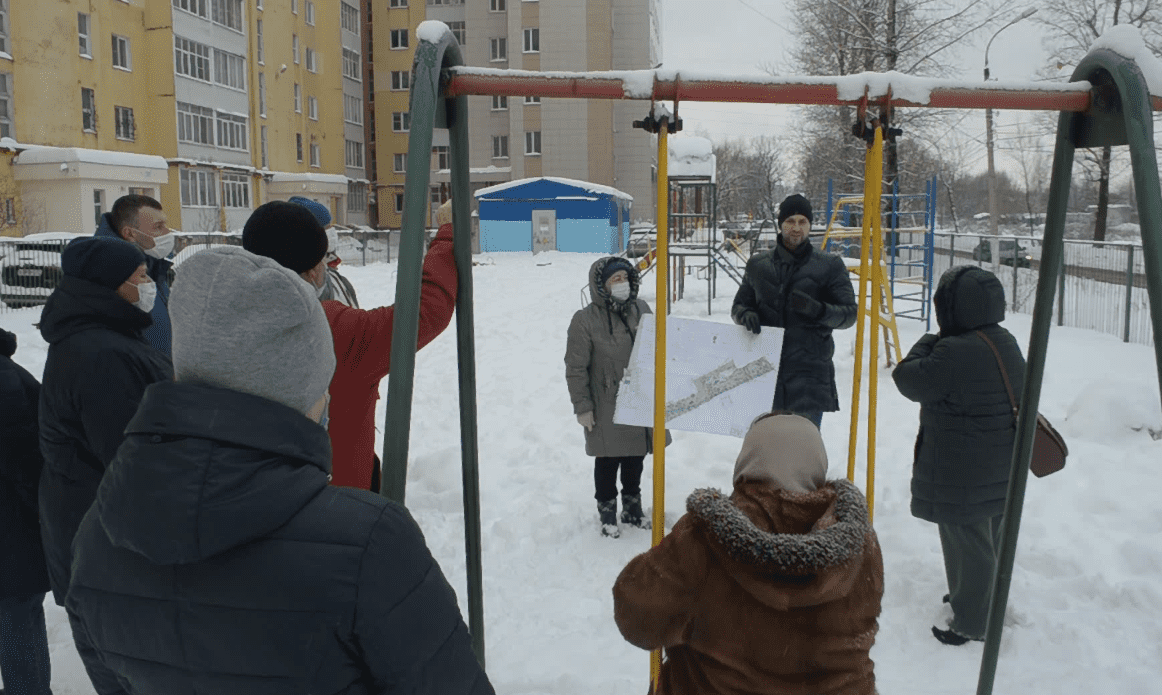 Голосуют те, кто живет вдали от сквера