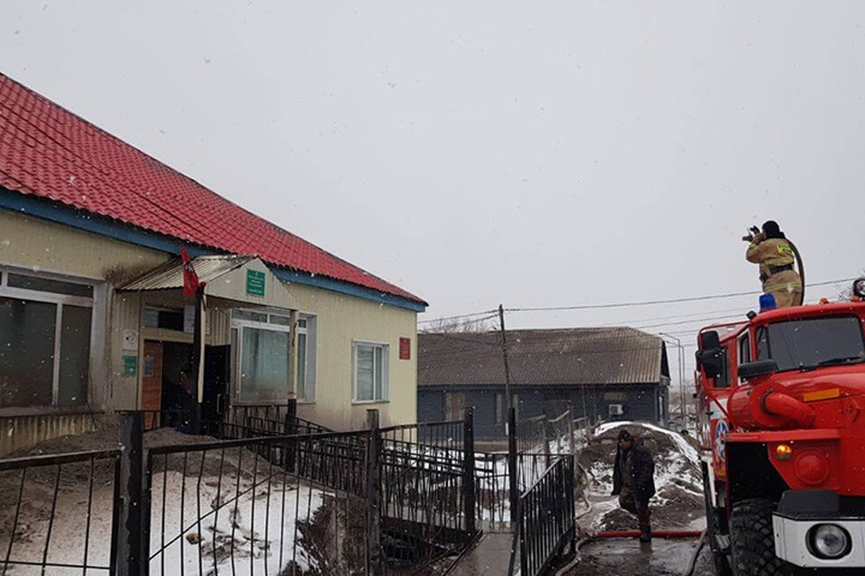    Специалисты продолжают очищать улицы и здания населенных пунктов от пепла. Фото: telegram-канал @bondarenko_ukmr.