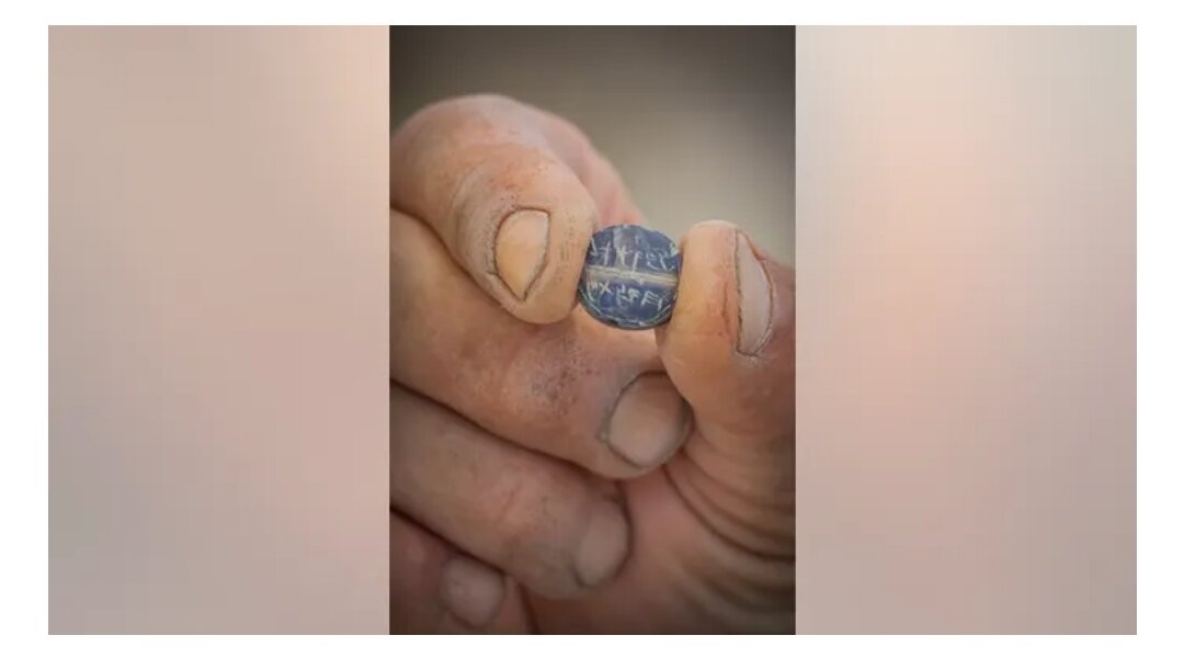 В руинах также была найдена печать-печать из голубоватого агата диаметром 1 см. На марке выгравировано имя: «(Принадлежит) Икару, сыну Матаньяху». Имя «Матаньягу» встречается в Библии и на других штампах и печатях, но имя «Икар» раньше не встречалось.