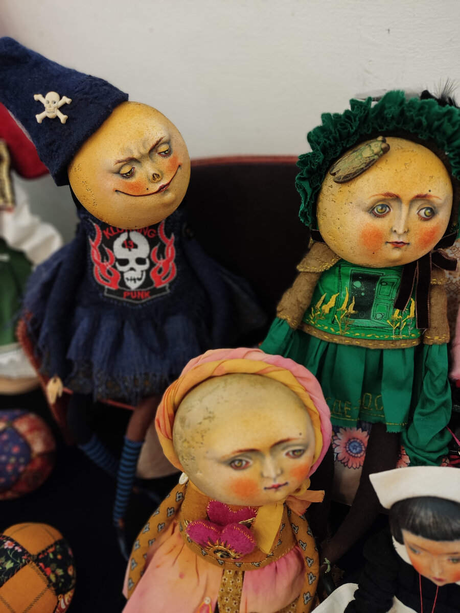 Полумрачные куклы Надежды Чибисовой