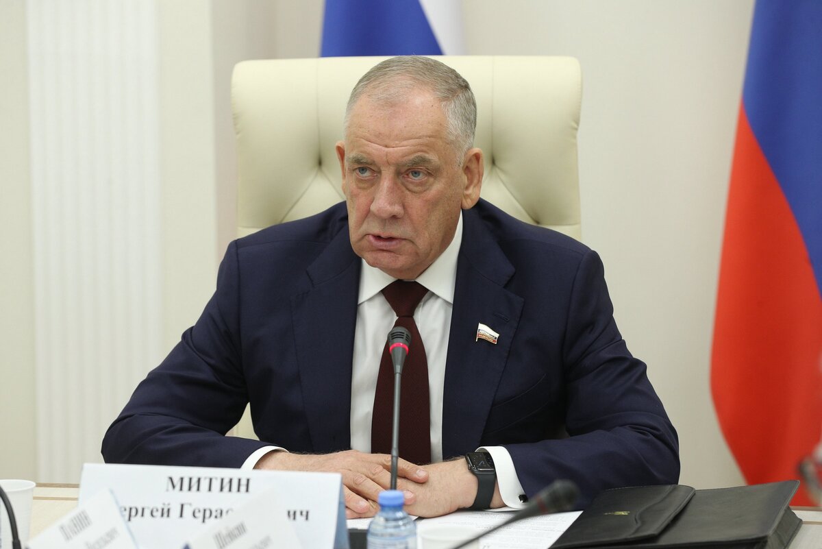 Первый заместитель председателя комитета Совета Федерации по аграрно-продовольственной политике и природопользованию Сергей Митин подчеркнул, что предложение российских парламентариев чрезвычайно актуально. По словам сенатора, транспортный вопрос на селе — одна из насущных проблем, которая требует незамедлительного решения.
«Из 153 000 сельских населенных пунктов 71 000 не имеет регулярного автобусного сообщения», — озвучил данные Сергей Митин.