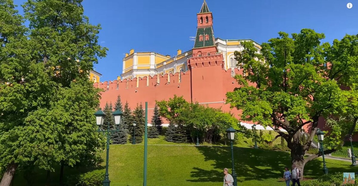 Какой сад в москве. Александровский сад Москва. Кремль Александровский сад. Александровский сад Москва часовенька. Александровский сад Москва апрель.