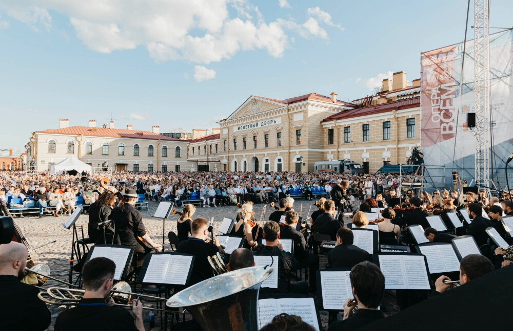 В санкт петербурге прошел фестиваль. Опера всем 2022 СПБ. Соборная площадь Петропавловской крепости. Фестиваль опера всем. Оркестр.