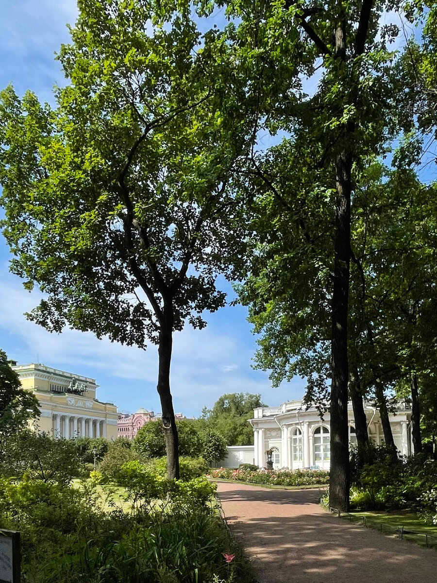 Вид на Александрийский театр и павильон Росси 