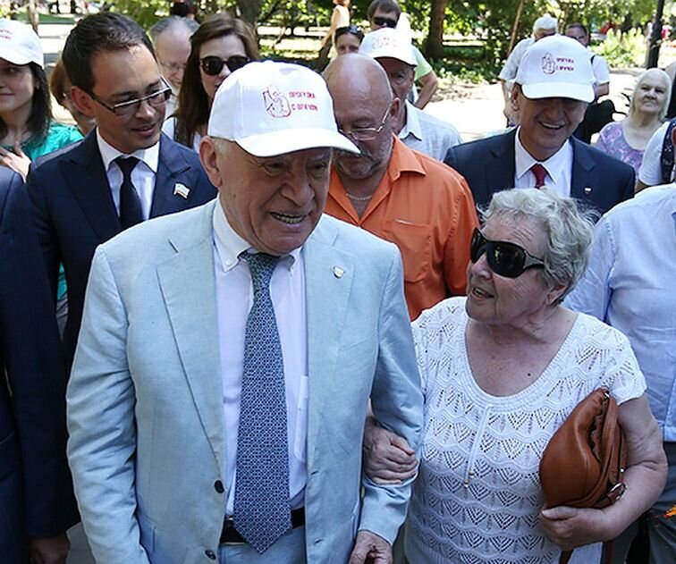 Лео антонович бокерия биография жена семья национальность. Бокерия лео антонович жена. Жена бокерии. Бокерия лео антонович дочери. Лео бокерия семья.