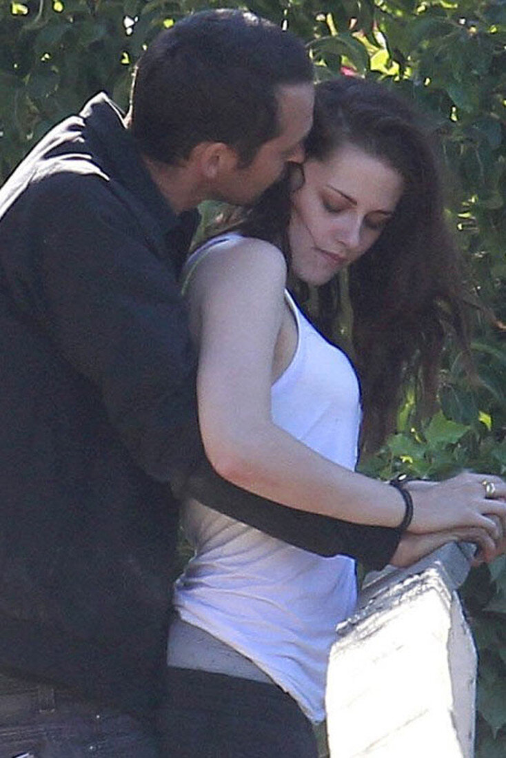 Кристен и сандерс. Кристен стюарт и рупертом. Режиссер белоснежка и охотник с стюарт кристен. Руперт сандерс и кристен. Руперт сандерс и кристен.