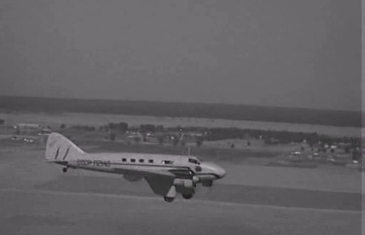 Гражданский самолет ПС-89. Кадр из фильма