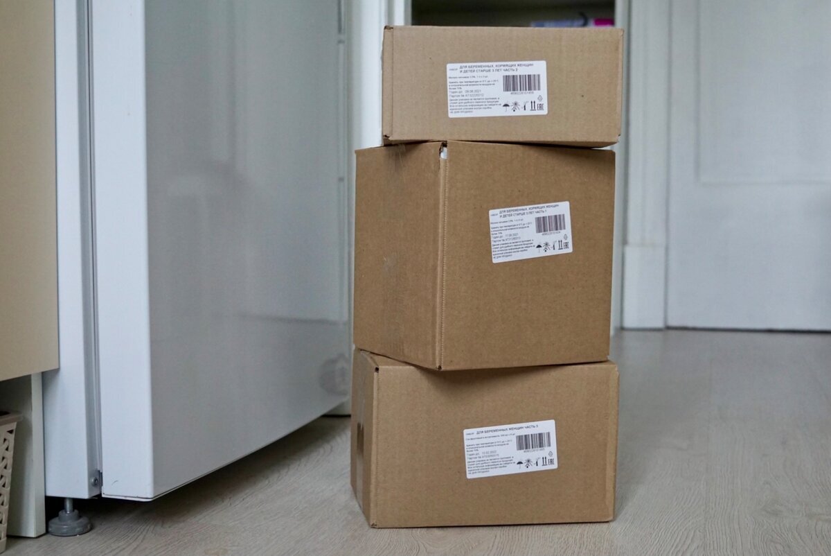 Выдают 3 коробки. Я бы и одна забирала, но столько не утащу.