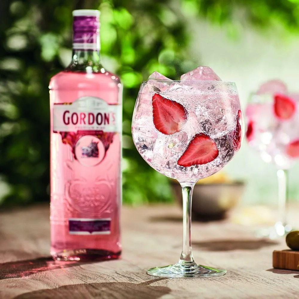 Gordons london. Джин Гордонс Пинк. Джин Gordon's Premium Pink. Джин Гордонс ягодный. Джин Гордонс розовый.