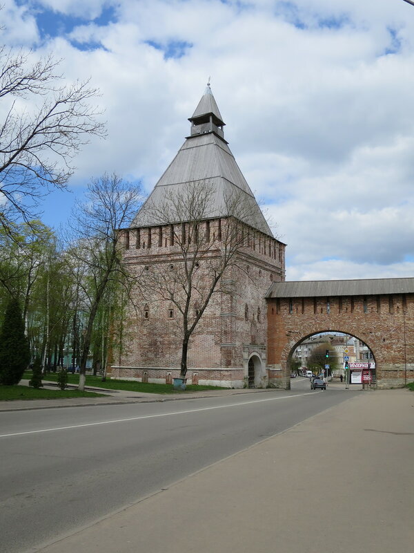 Никольская башня с приступной (внешней) стороны крепости