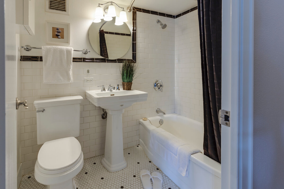 Современные полотенцесушители стали не просто практичным дополнением ванной комнаты, а ещё и уникальным арт-объектом.-2