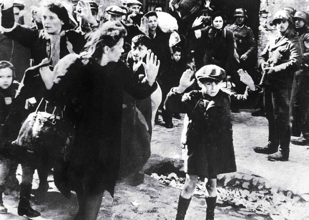«Еврейский мальчик сдается в Варшаве», неизвестный фотограф, 1943 год