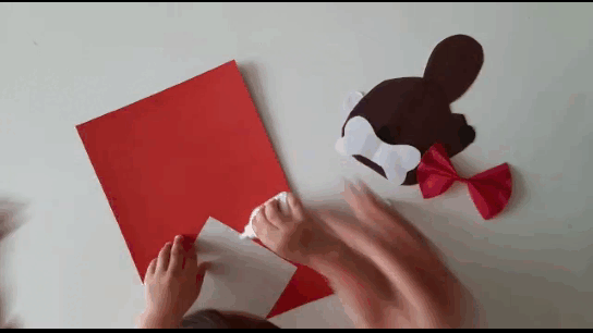 Теперь наши заготовки начнем приклеивать к картону: туловище, голову.