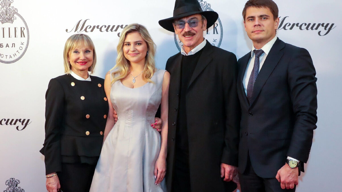 Фото-материалы взяты с источника https://pitaniemalysha.ru/zvezdnye-roditeli/deti-mihaila-bojarskogo-kem-oni-vyrosli/