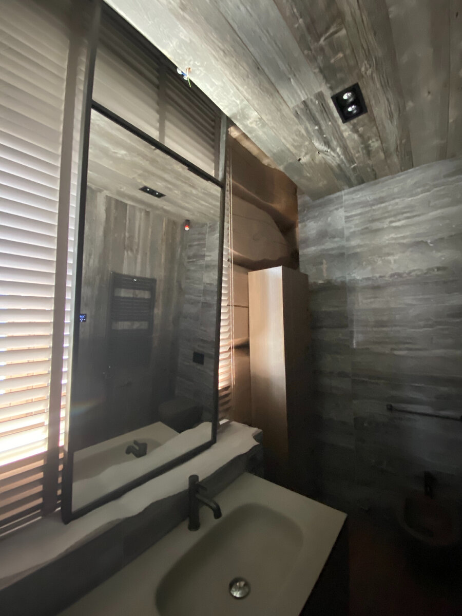 Зеркало в стальной раме.