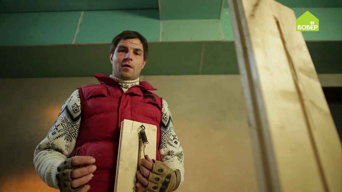 На рабочем столе или верстаке закрепите направляющие, которые будут удерживать вольфрамовую нить.