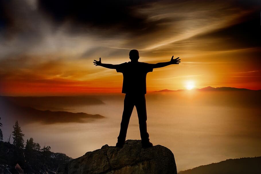 Я не из богатой семьи и я хорошо знаю, что деньги не появляются из воздуха. Я также знаю, что всё то, чего я не смог достичь – это не проказы судьбы, а лишь моя лень. Мне хорошо известно, что нужно усердно работать для получение результата.
⠀
Я не понимаю людей, которые бесконечно ноют и говорят о том, как не справедлива жизнь, при этом не стараются даже на сантиметр сдвинуть свой зад с нагретого дивана. Бедность засасывает таких людей всё сильнее, а они даже не пытаются предпринять хоть что-то. Как можно так не любить свою жизнь, чтобы навсегда застрять на одном уровне. Лично я испытываю страх оказаться бедным. Страх, что снова не будет возможности купить шоколадку или сходить в кино.
⠀
Я также не хочу, чтобы мой ребенок слышал фразы: «это дорого», «мы не можем себе этого позволить» или что-нибудь ещё из этого рода. Возможно, я преувеличиваю и знаю, что такого не случится, но мотивация берет своё начало именно оттуда, с детства, когда не было возможности, когда так хотелось.
⠀
Сейчас я много работаю и делаю все для того, чтобы снова не уткнуться в слова о том, что что-то мне не по карману. Достичь можно всего, главное приложить усилия, а не плыть говном по течению.