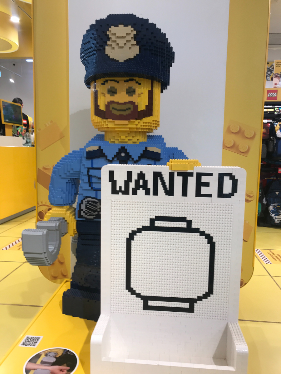 Полиция нравов по обучению чужих детей. Фото автора. 