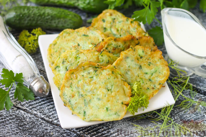 огурцы, яйцо, мука пшеничная, соль, масло растительное, сметана (для подачи)