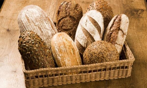 Булочки Bridor – это вкуснейшие булочки самых разных форм и с различными начинками. Почему их называют мини-булочками? Потому, что они представляют собой уменьшенный аналог большого классического хлеба. Такие булочки позволяют создавать удивительные хлебные корзины, их можно подавать на банкетах, они прекрасно впишутся в меню ресторана.