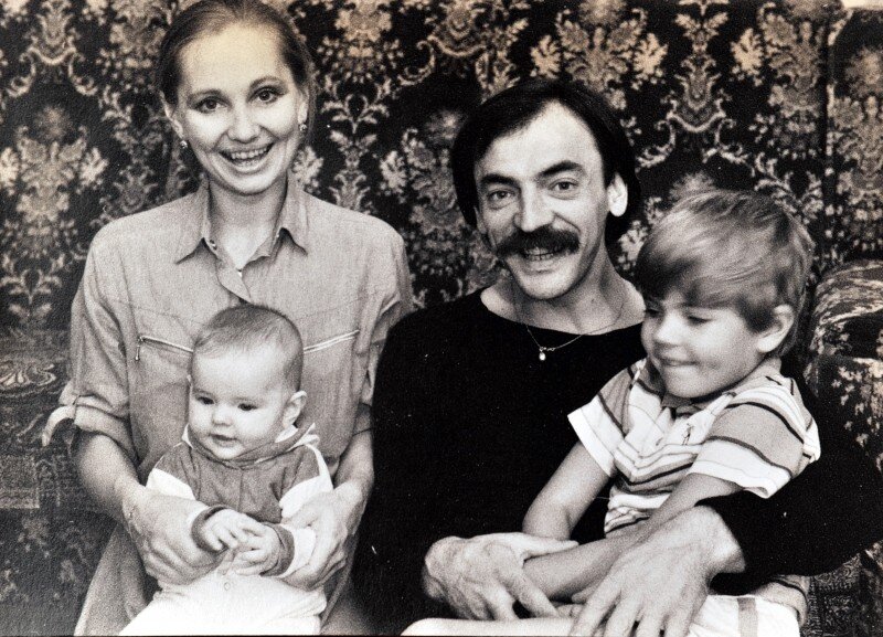 Cчитается, что актерские браки недолговечны, тем ценнее примеры крепких звездных семей. Слава, успех, толпы поклонниц и море соблазнов не смогли повлиять на чувства этих людей.-3-2