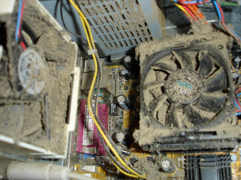 Чем можно протирать компьютер. Кулер Залман 9700 в системнике. Чистка компьютера от пыли. Пыльный кулер. Пыль в системном блоке.