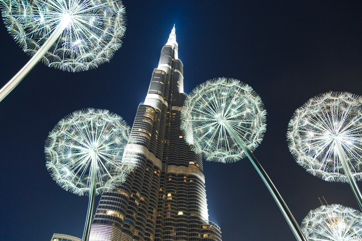 Самое высокое здание мира завораживает и ночью, и днём 