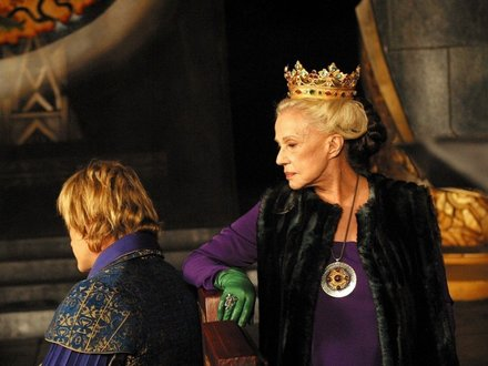 кадр из сериала "Проклятые короли", где графиню Маго Артуа сыграла Жанна Моро