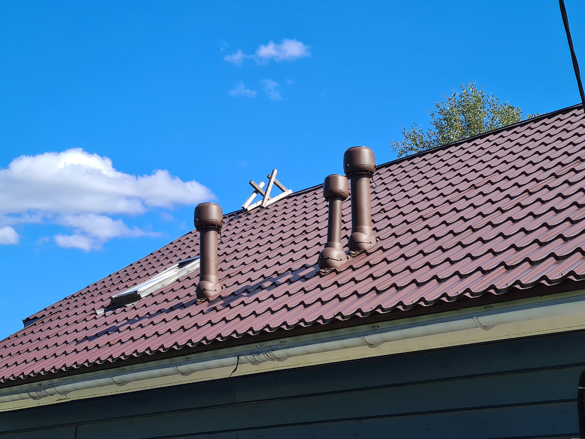 Два крышных вентилятора Vilpe и один колпак вентиляции канализационного стояка. Мотор и крыльчатка вентилятора живут вне дома.