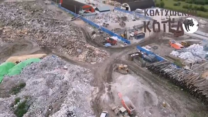 Свалка на Колхозной улице, вид сверху. Кадр из видео в ВК-группе "Колтуши навсегда"
