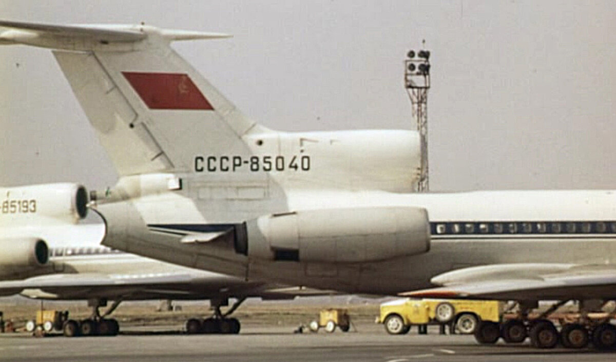 Ту-154 85040 и Ту-154Б 85193 в базовом аэропорту Кольцово, вторая половина семидесятых годов. Источник фото — скриншот из документального фильма.
