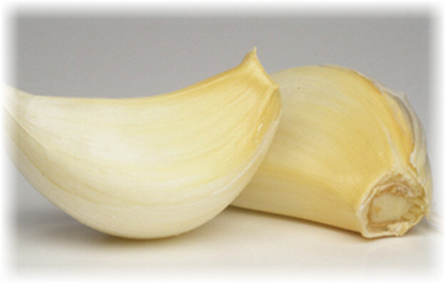 Чтобы узнать, сколько весит 1 зубок, нужно общую массу чесноковки разделить на количество зубчиков в ней. В озимых сортах чеснока от 4 до 15 «долек», в яровых 10-20. Получается, 1 крупный зубок в среднем «вытянет» на 3-6 граммов, более мелкий от 1,5 г.