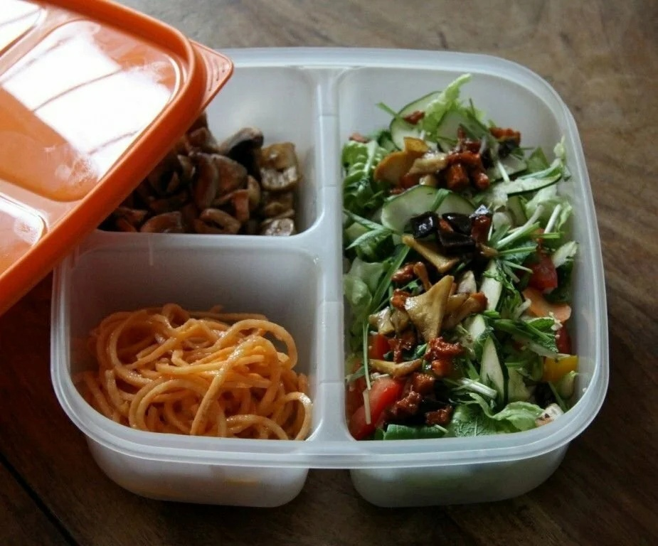 Вот в таких лотках обычно носят еду. И подогревают в микроволновках, если на работе таковые присутствуют