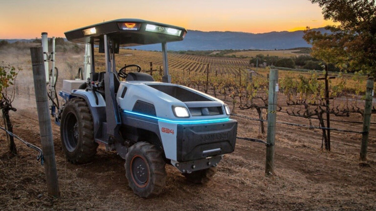 Тесты Monarch Tractor на виноградниках в США. Фото: Портал futurefarming.com