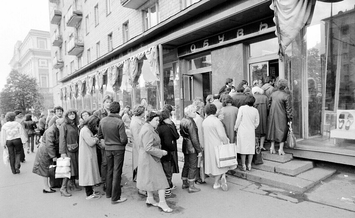 Это фото я уже публиковала. Это Москва, 1970-е гг., очередь за итальянскими сапогами. То же самое было и в 1980-е, разве что мода чуть изменилась.