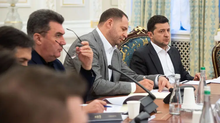 Секретарь СНБО Алексей Данилов (третий справа) готов передать президенту Владимиру Зеленскому новые полномочия, фото: president.gov.ua