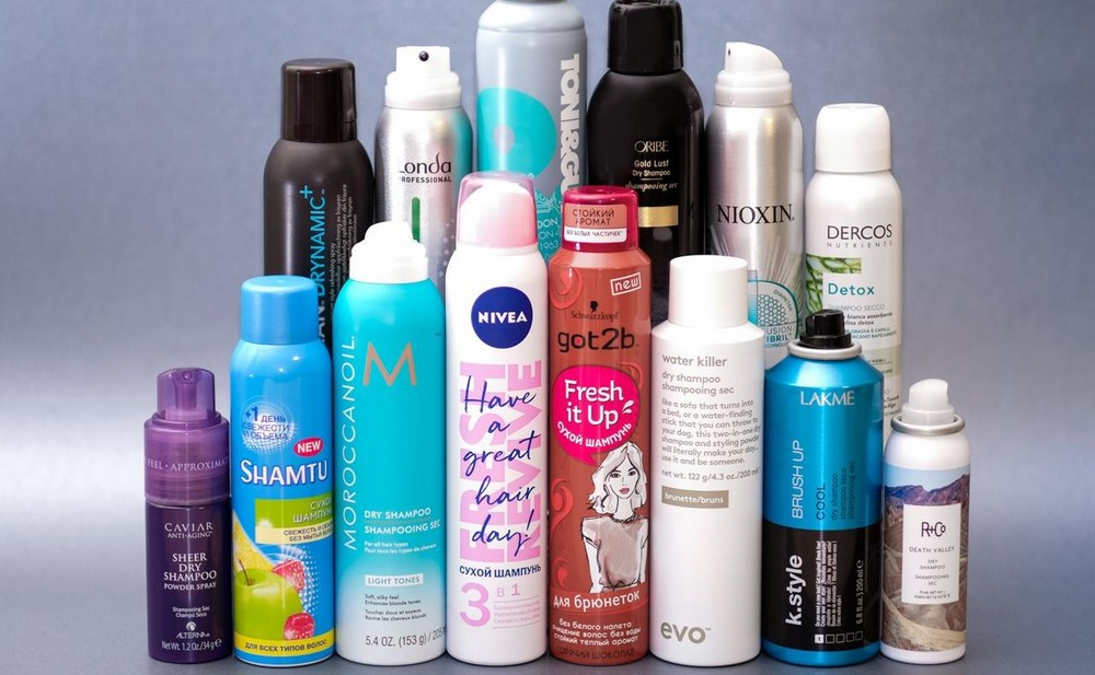 Действие сухих шампуней основано на способности мелкодисперсных частичек, которые обязательно входят в состав, абсорбировать секрет сальных и потовых желез. Средство наносится на волосы, несколько минут впитывается, после удаляется с помощью расчески или щетки.