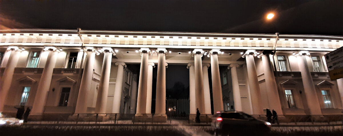 Главный фасад смотрит не Фонтанку, потому что к тогда, когда его строили, тут был причал. Сюда не предполагалось подъезжать на каретах. Только лодки. Только хардкор)))) 