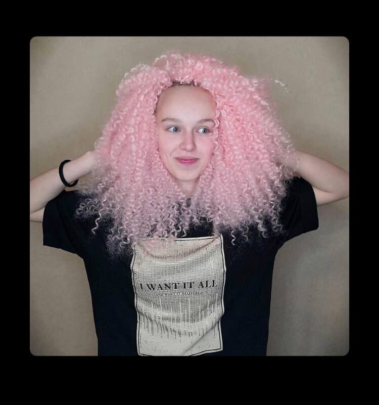 В момент кризиса девушки делают каре, а мне было жалко. Поэтому я заплела розовые афрокудри. Мои эмоции, в общем-то, описывать не буду. Всё итак видно