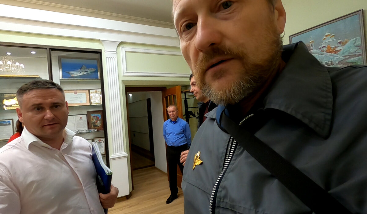 Гражданин Широков на (фото слева) продолжает настаивать, чтобы я убрал камеру. На мой вопрос кто он(в то время я не знал кто это ко мне лезет), отвечать отказался. Напротив, он при всех присутствующих обвинил меня в приеме запрещающих веществ. Мужчина в синей рубашке (охранник с первого этажа) по приказу Широкова распорядился женщине внизу на калитке, вызвать полицию. Он в ожидании приказа от своего шефа. Фото автора.