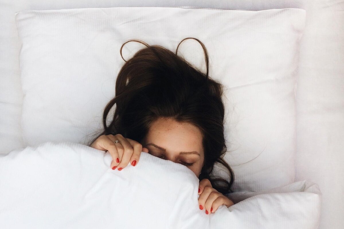 У людей с сомнифобией обычно бывает паралич сна и ночные кошмары.