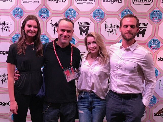 Педрейг Рейнольдс - второй слева, между двумя актрисами