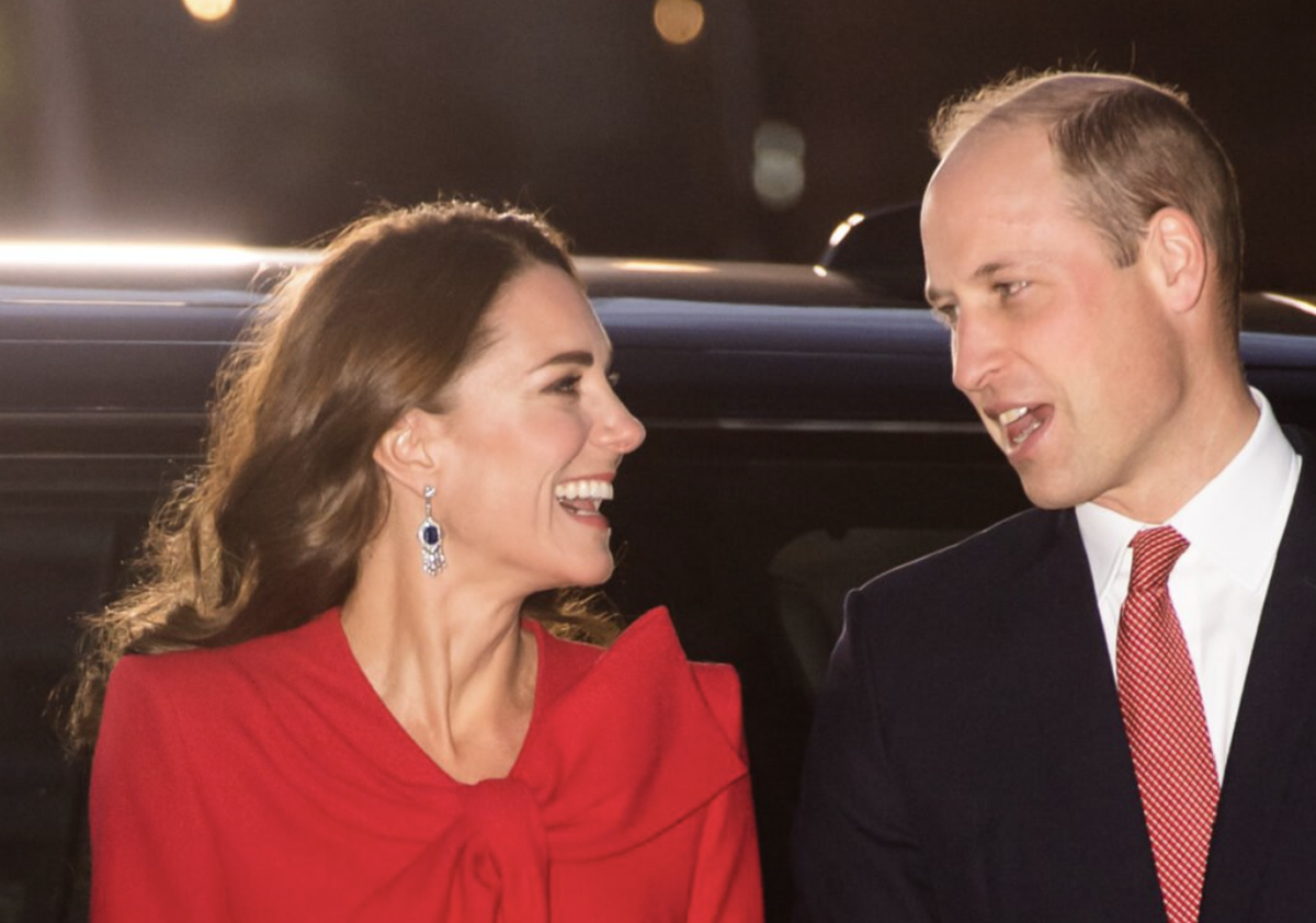 Сапфировые серьги и кольцо с сапфиром как яркий контрастный акцент ко всему образу