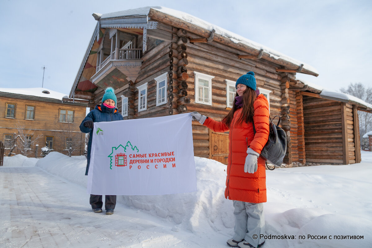 Мы с Ирой на фоне дома. Я слева)