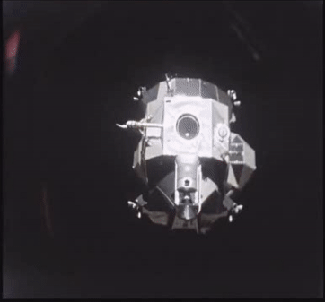 Вот так всё было снято изначально.
Это и есть реальная скорость "стыковки" 
"Аполлона-16" на "орбите" "Луны".
Это макет на фоне глобуса.
Увы, да. Кто-то будет разочарован.
